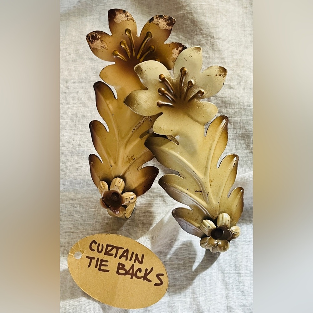 VTG Metal Floral Curtain Tiebacks Holdbacks - Pair Hollywood Regency Toleware